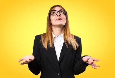 Genç iş kadını renkli arka plan üzerinde zen pozisyonda