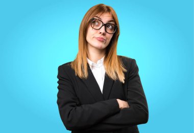 Renkli arka plan üzerinde düşünme genç iş kadını