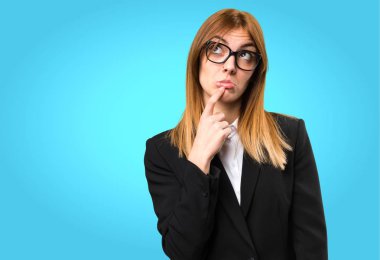 Renkli arka plan üzerinde şüpheleri genç iş kadını