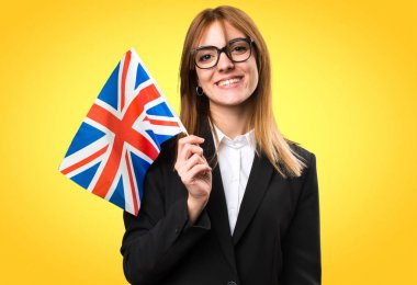 Bir Amerika Birleşik Devletleri bayrağı renkli arka plan üzerinde tutan genç iş kadını