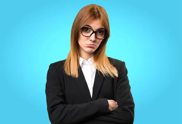 Triest jonge zakenvrouw op kleurrijke achtergrond — Stockfoto