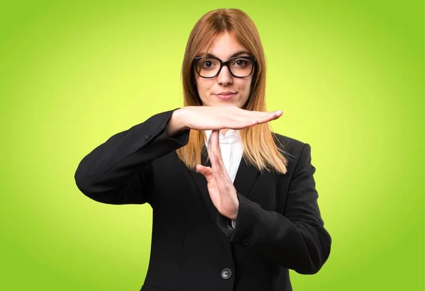 Jonge zakelijke vrouw maken time-out gebaar op kleurrijke achtergrond — Stockfoto