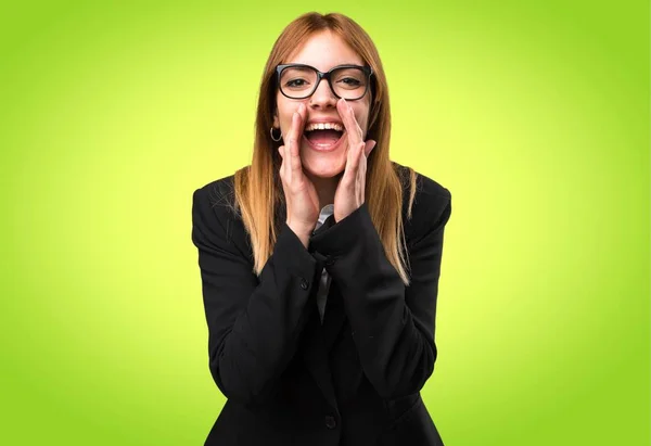 Joven mujer de negocios gritando sobre fondo colorido —  Fotos de Stock