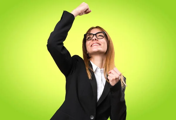 Mujer de negocios joven afortunada en fondo colorido — Foto de Stock