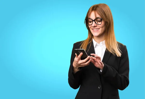 Giovane donna d'affari che parla con cellulare su sfondo colorato — Foto Stock