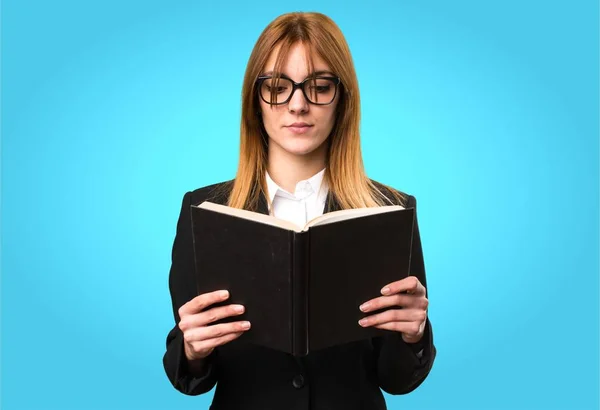 Young business woman reading book on colorful background — Stock Photo, Image