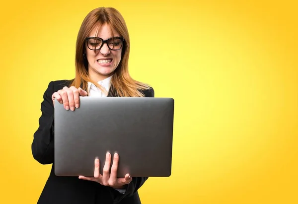 Joven mujer de negocios con portátil sobre fondo colorido —  Fotos de Stock