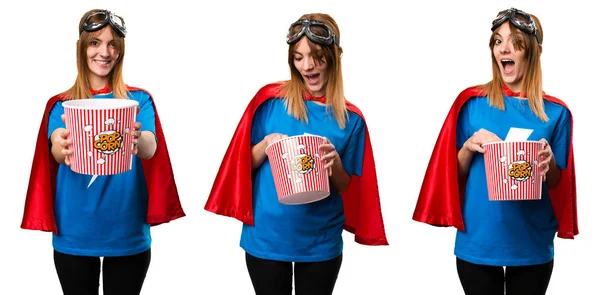 Hübsches Superheldenmädchen isst Popcorn — Stockfoto