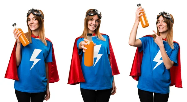 Αρκετά superhero κορίτσι κρατώντας ένα χυμό πορτοκάλι — Φωτογραφία Αρχείου