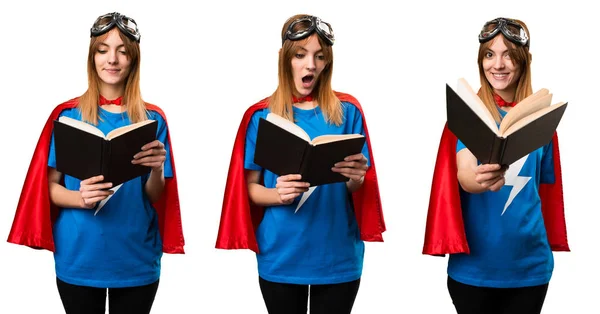 Mooie superheld meisje leesboek — Stockfoto