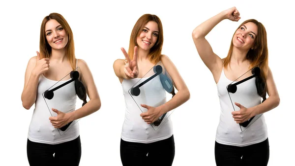 Ensemble de belle jeune fille avec peseuse faisant la victoire — Photo