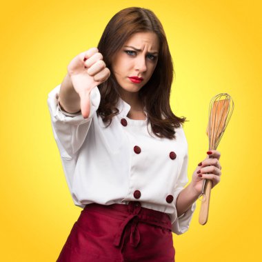 Güzel şef kadın kötü sinyal renkli arka plan üzerinde yapma