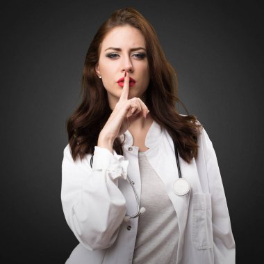 Doktor kadın yapma sessizlik jest siyah arka plan üzerine