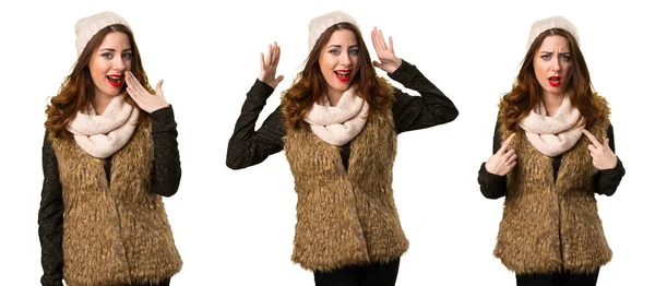 Sada dívka s zimní oblečení překvapení gesto — Stock fotografie