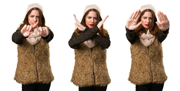 Uppsättning av flicka med vinterkläder gör ingen gest — Stockfoto