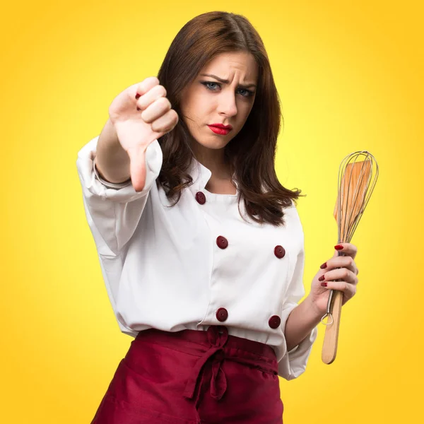 Prachtige chef-kok vrouw slecht signaal op kleurrijke achtergrond maken — Stockfoto