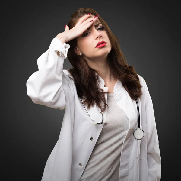 Frustrerad läkare kvinna på svart bakgrund — Stockfoto