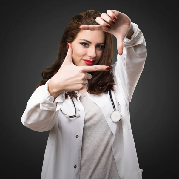 Lékař ženu zaostřování s prsty na černém pozadí — Stock fotografie