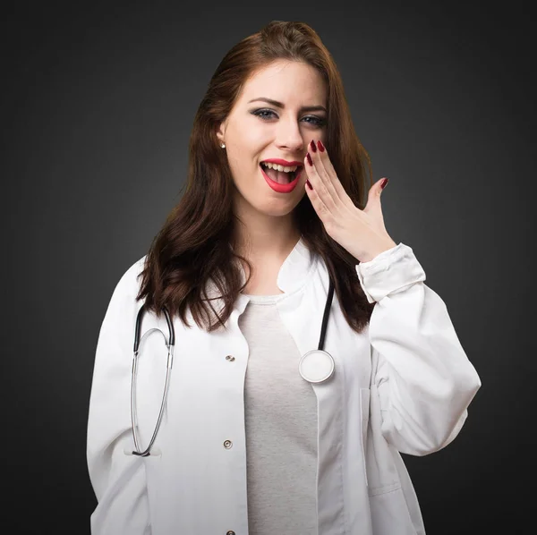 Lékař ženu dělat překvapení gesto na černém pozadí — Stock fotografie