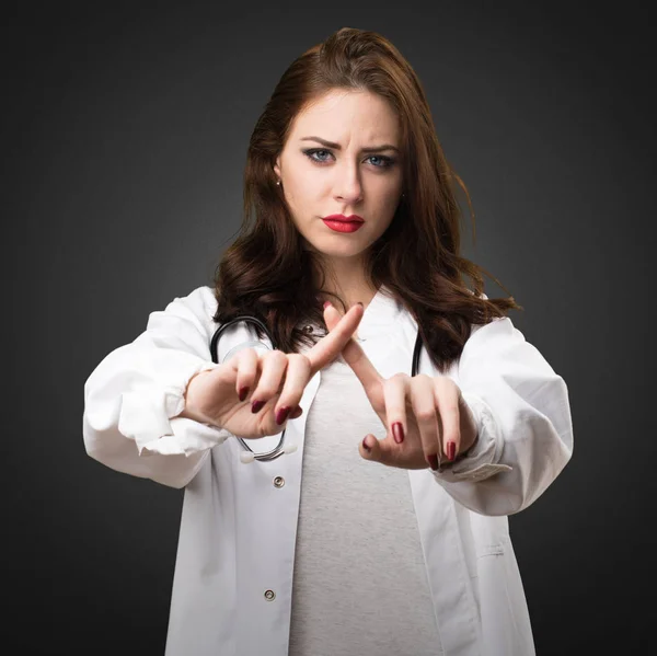 Doktor žena dělat žádné gesto na černém pozadí — Stock fotografie