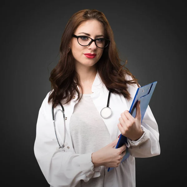 Doktor žena držící složky na černém pozadí — Stock fotografie