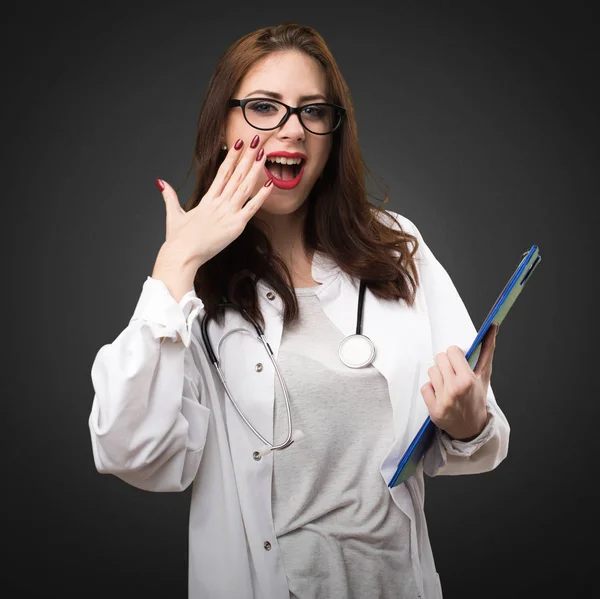 Doktor žena držící složky na černém pozadí — Stock fotografie