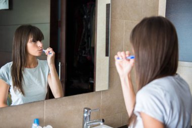 Güzel genç kız diş fırçalama