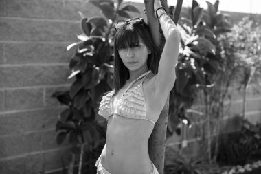 Pembe bikinili güzel kadın