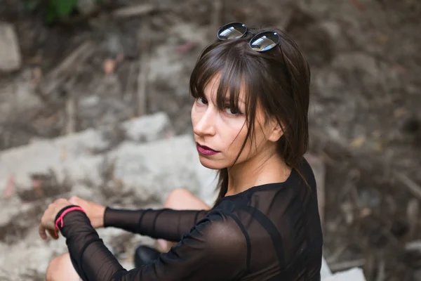 Menina bonita em um prédio abandonado — Fotografia de Stock