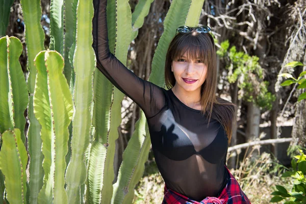 Hermosa joven en un parque —  Fotos de Stock