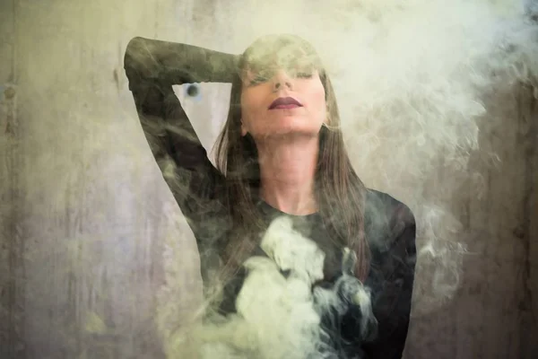 아름 다운 젊은 여자 연기 폭탄 — 스톡 사진