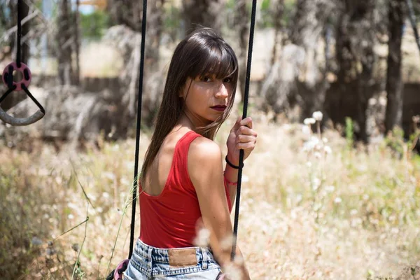 Menina bonita em um parque em um parque abandonado — Fotografia de Stock