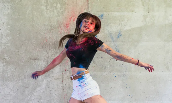 Hermosa chica joven con color holi saltar — Foto de Stock