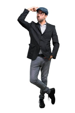 Bere ve şüpheler ve zekâ sahip gözlük yakışıklı modern insan