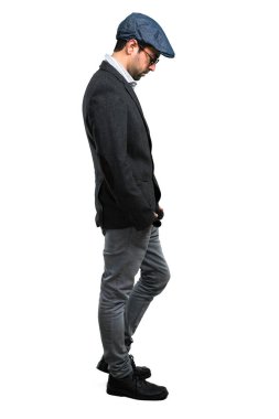 Bere ve lateral pozisyonda gözlük yakışıklı modern insan