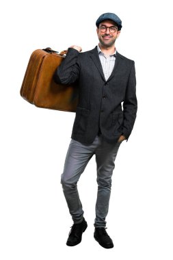 Bere ve gözlük bir vintage bri holding ile yakışıklı modern insan