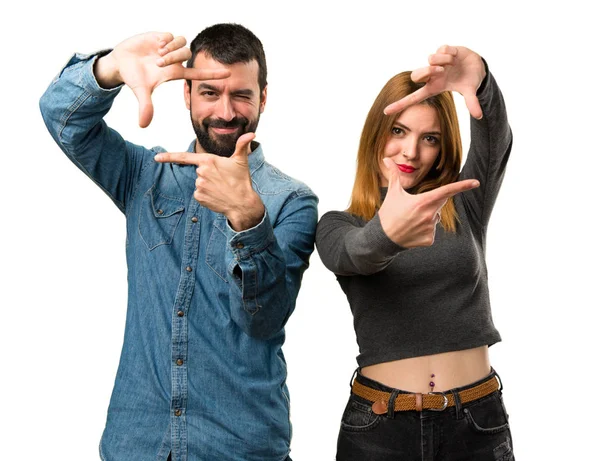 男性と女性が自分の指でピント合わせ — ストック写真