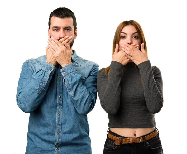 Man en vrouw die betrekking hebben op hun mond — Stockfoto