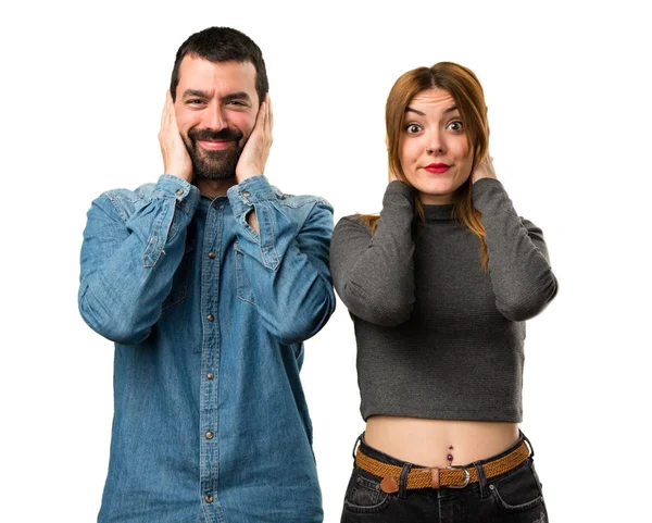 Uomo e donna che si coprono le orecchie — Foto Stock