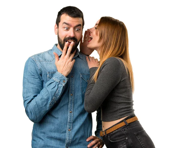 Мужчина и женщина шепчут что-то — стоковое фото