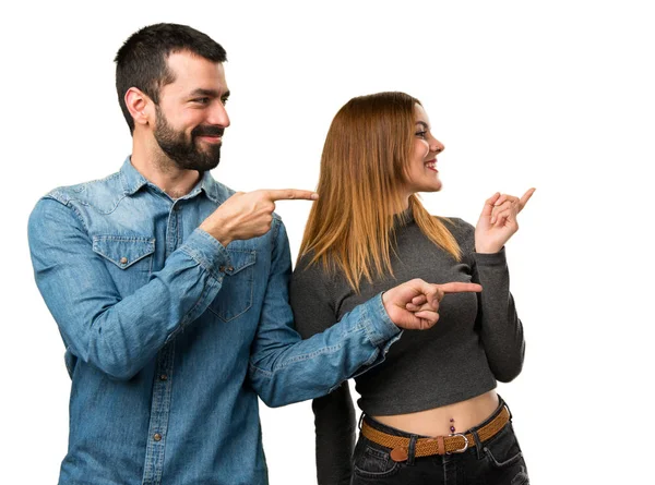 Mann und Frau zeigen auf die Seite — Stockfoto