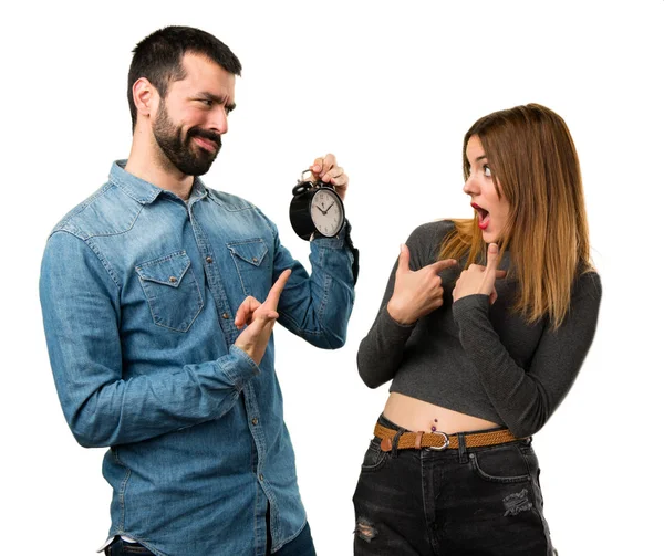 Мужчина и женщина держат винтажные часы — стоковое фото