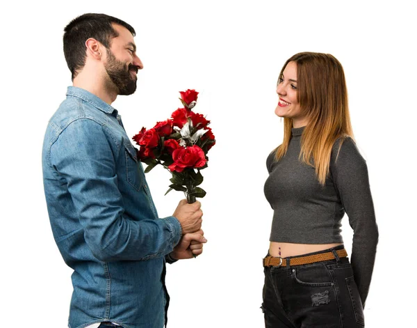 Άνδρας και γυναίκα κρατώντας λουλούδια — Φωτογραφία Αρχείου