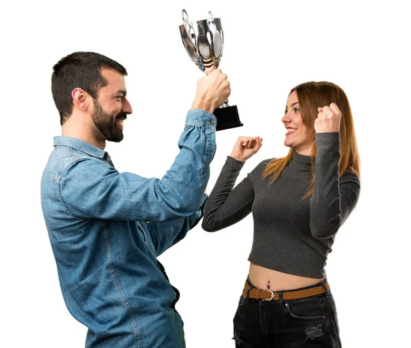Мужчина и женщина держат трофей — стоковое фото