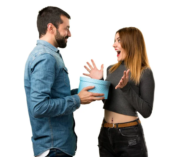 Mężczyzna i kobieta trzyma prezent — Zdjęcie stockowe