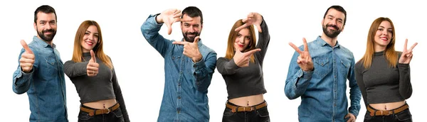 Conjunto de homem e mulher focando com os dedos e fazendo vict — Fotografia de Stock