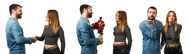 Conjunto de hombre y mujer sosteniendo flores — Foto de Stock