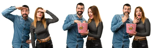 Uppsättning av Man och kvinna äta popcorns — Stockfoto
