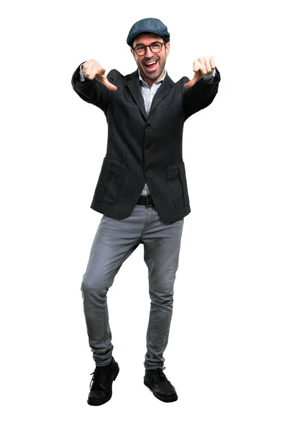Bonito homem moderno com boina e óculos apontando com o dedo — Fotografia de Stock