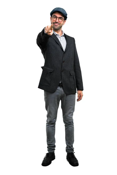 Bonito homem moderno com boina e óculos aponta o dedo para você — Fotografia de Stock